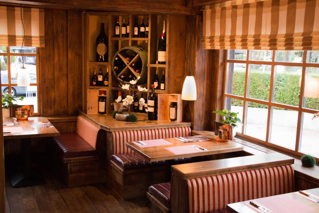 Gastraum im Restaurant Mendoza mit Holzvertäfelung und Sitznischen