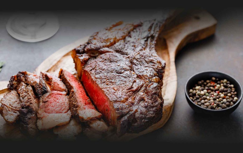 Dry Aged Tomahawk-Steak, aufgeschnitten